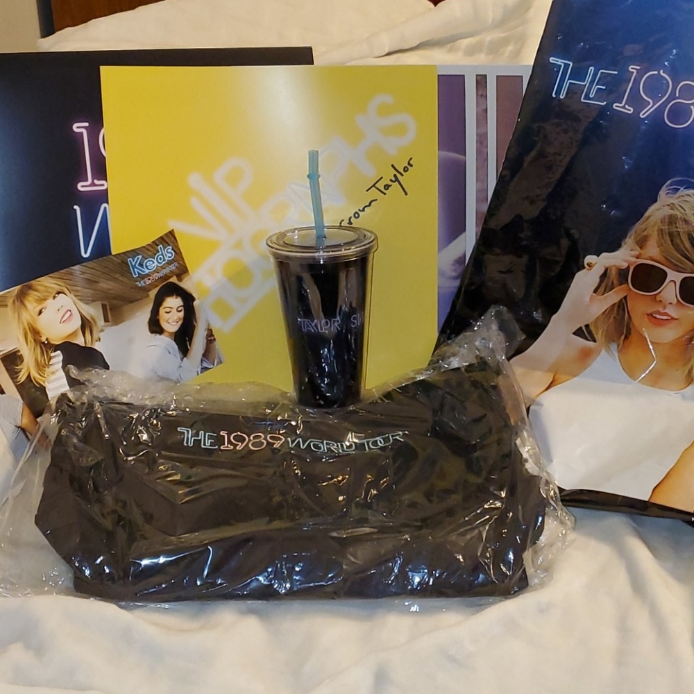Taylor Swift 1989 VIP Bundle